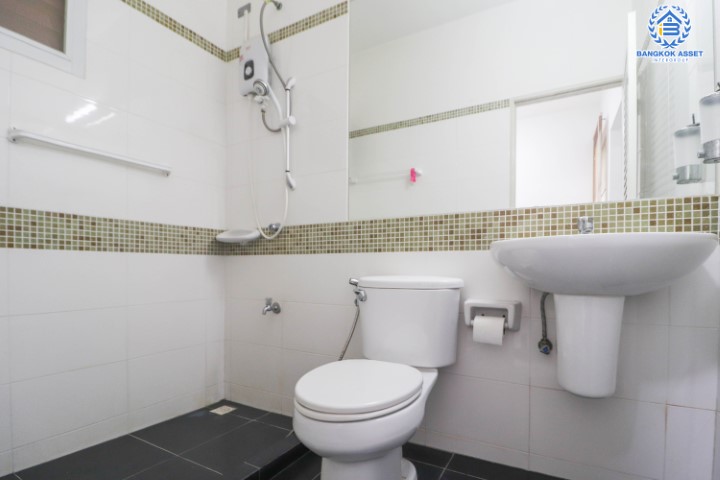 *****บ้านแฝดมือสองย่านนนทบุรี ม.โฮมเพลส วงแหวน-รัตนาธิเบศร์ หลังมุม! เนื้อที่กว้างขวางมากถึง 43.10 ตร.ว. ฟังก์ชัน 3 ห้องนอน 2 ห้องน้ำ ที่จอดรถ 2 คัน ต่อเติมครบ พร้อมเข้าอยู่ ตั้งอยู่บนทำเลแห่งการเดินทาง ใกล้รถไฟฟ้าสายสีม่วง "สถานีคลองบางไผ่" และจุดขึ้นทางด่วน "กาญจนาภิเษก"